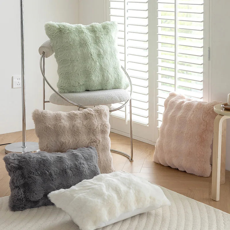 Pyntepude i imiteret kaninpels i ensfarvet design