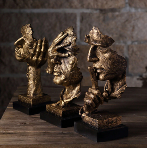 Guldfarvet skulptur til indendørs brug