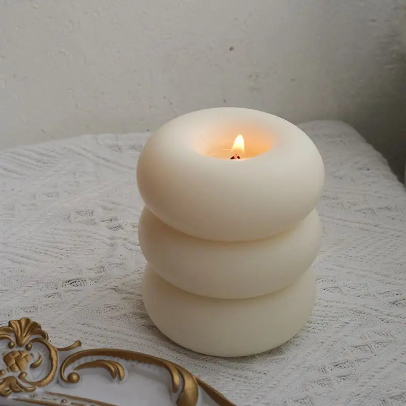 Aromatherapy candle in donut shape for indoor use