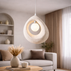 Minimalistisk loftbelysning til stue og spiseområde – Pendellampe i wabi sabi stil