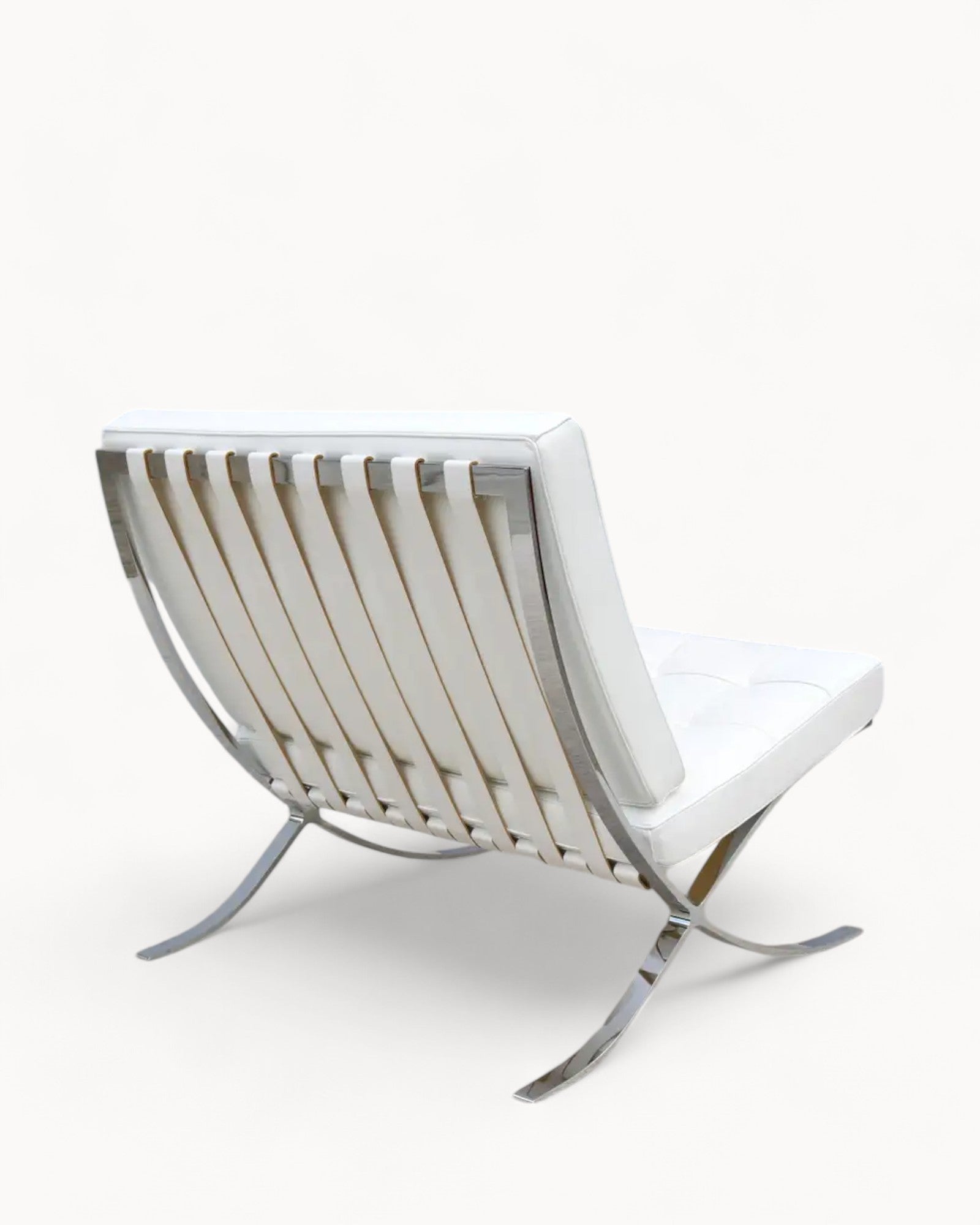 VeroLuxe Lounge – Komfortabel lænestol i mikrofiberlæder med forkromede detaljer og fodskammel