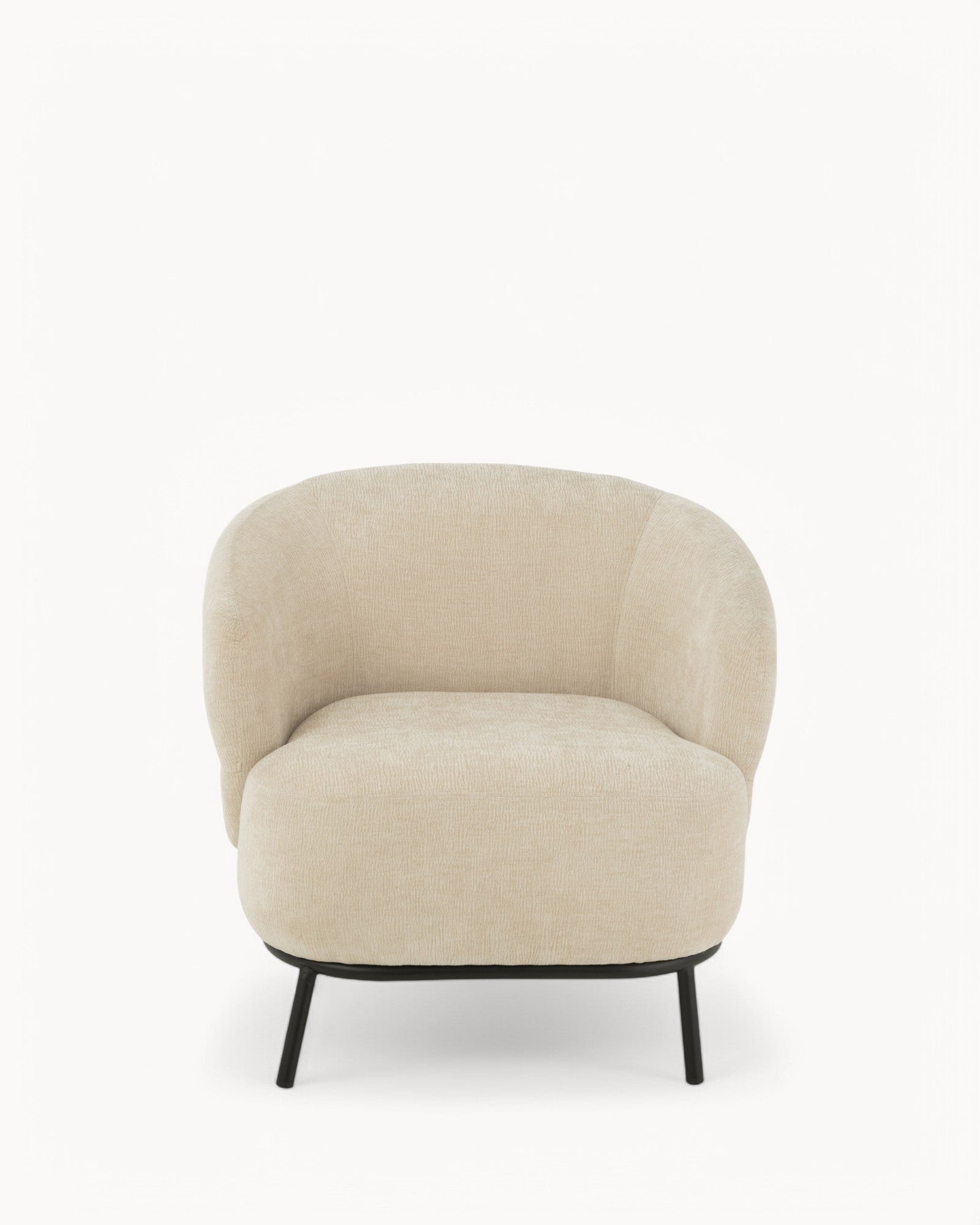 Marso Lounge – Komfortabel beige lænestol med træaccenter og skumfyld