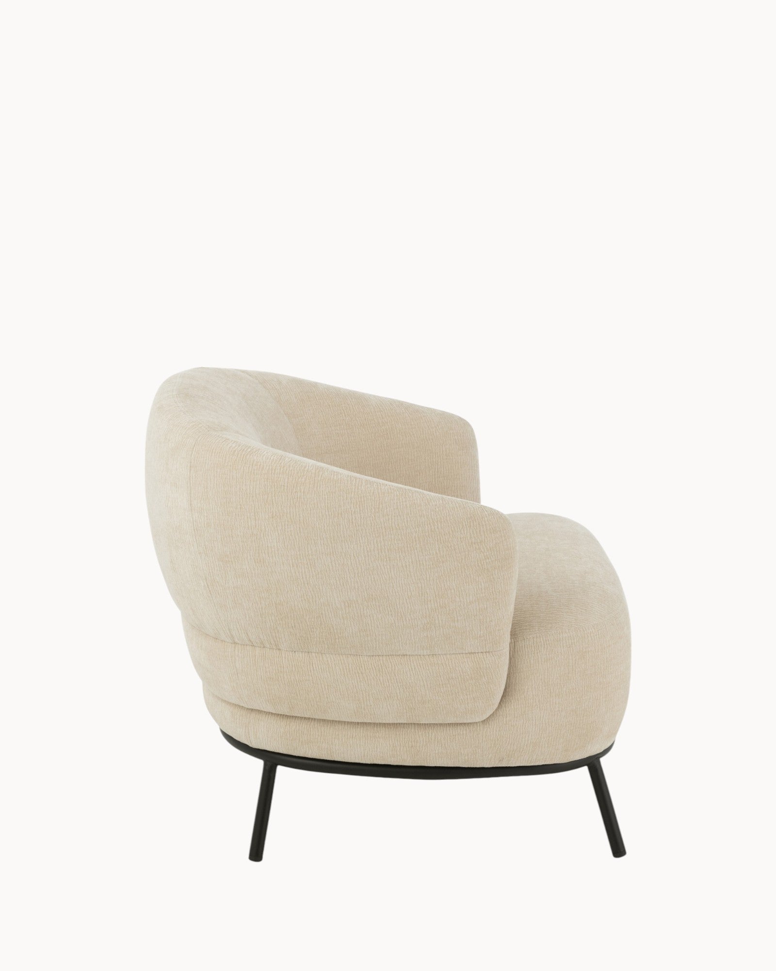 Marso Lounge – Komfortabel beige lænestol med træaccenter og skumfyld