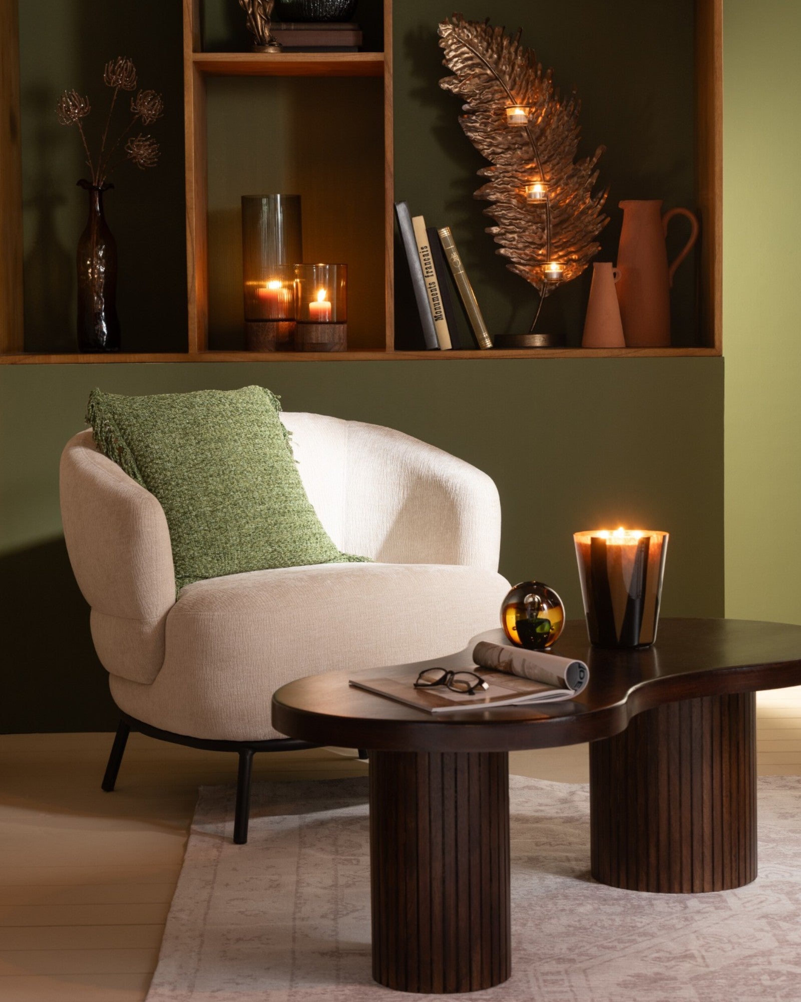 Marso Lounge – Komfortabel beige lænestol med træaccenter og skumfyld