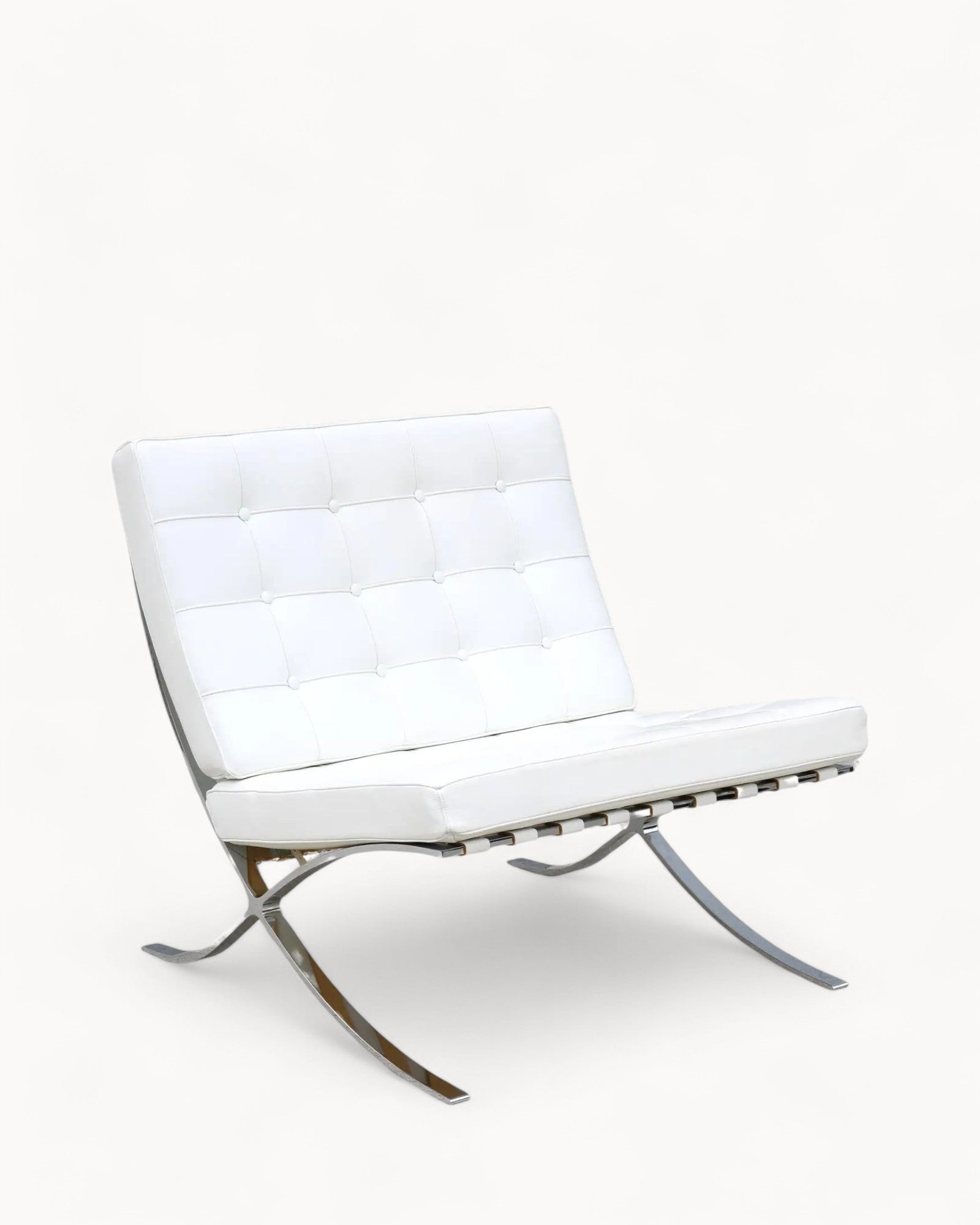 VeroLuxe Lounge – Komfortabel lænestol i mikrofiberlæder med forkromede detaljer og fodskammel