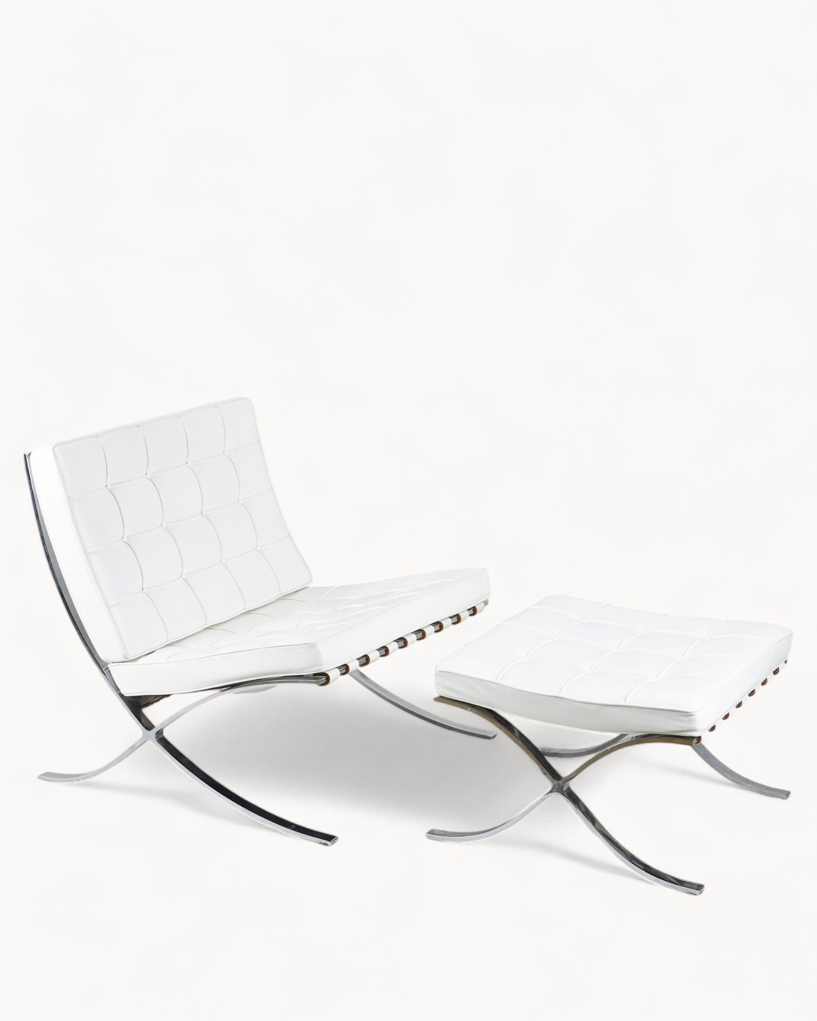 VeroLuxe Lounge – Komfortabel lænestol i mikrofiberlæder med forkromede detaljer og fodskammel