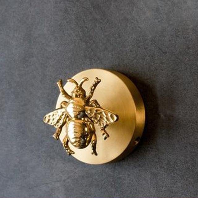 Kapstokknager i messing med dyreform og guldfinish