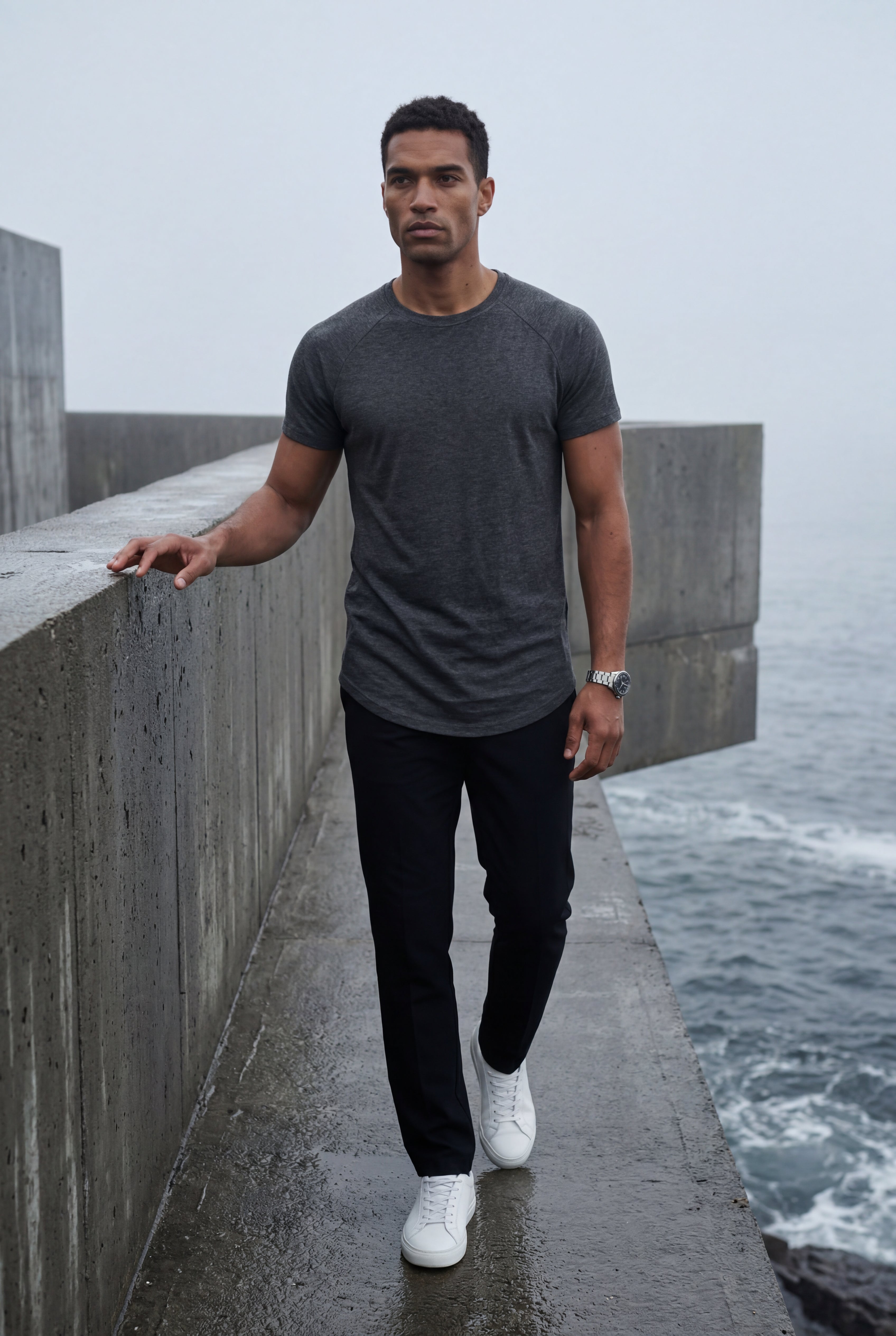 Fitted t-shirt for everyday use – Short-sleeve t-shirt with round neck for men