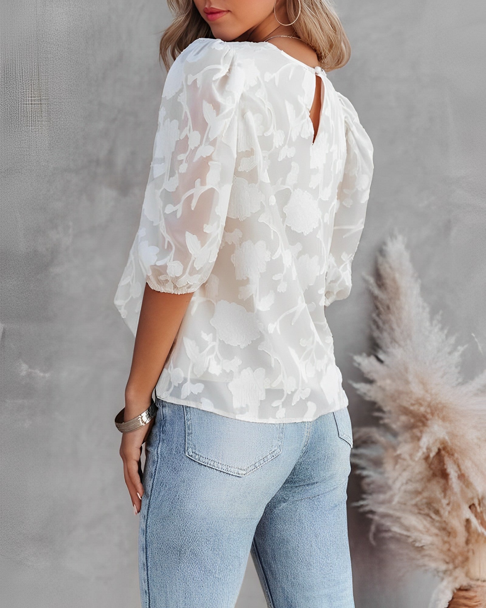 Let bluse til hverdag og fest – Chiffon bluse med pufærmer til kvinder
