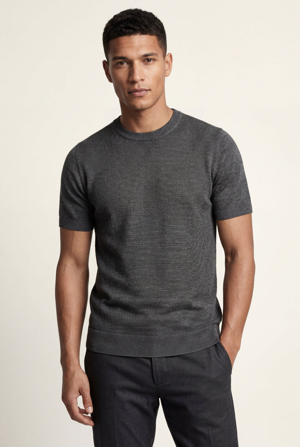 Fitted t-shirt for everyday use – Short-sleeve knitted t-shirt for men