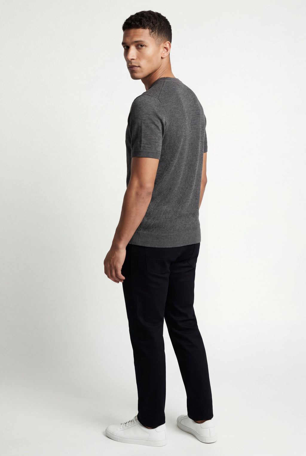 Fitted t-shirt for everyday use – Short-sleeve knitted t-shirt for men