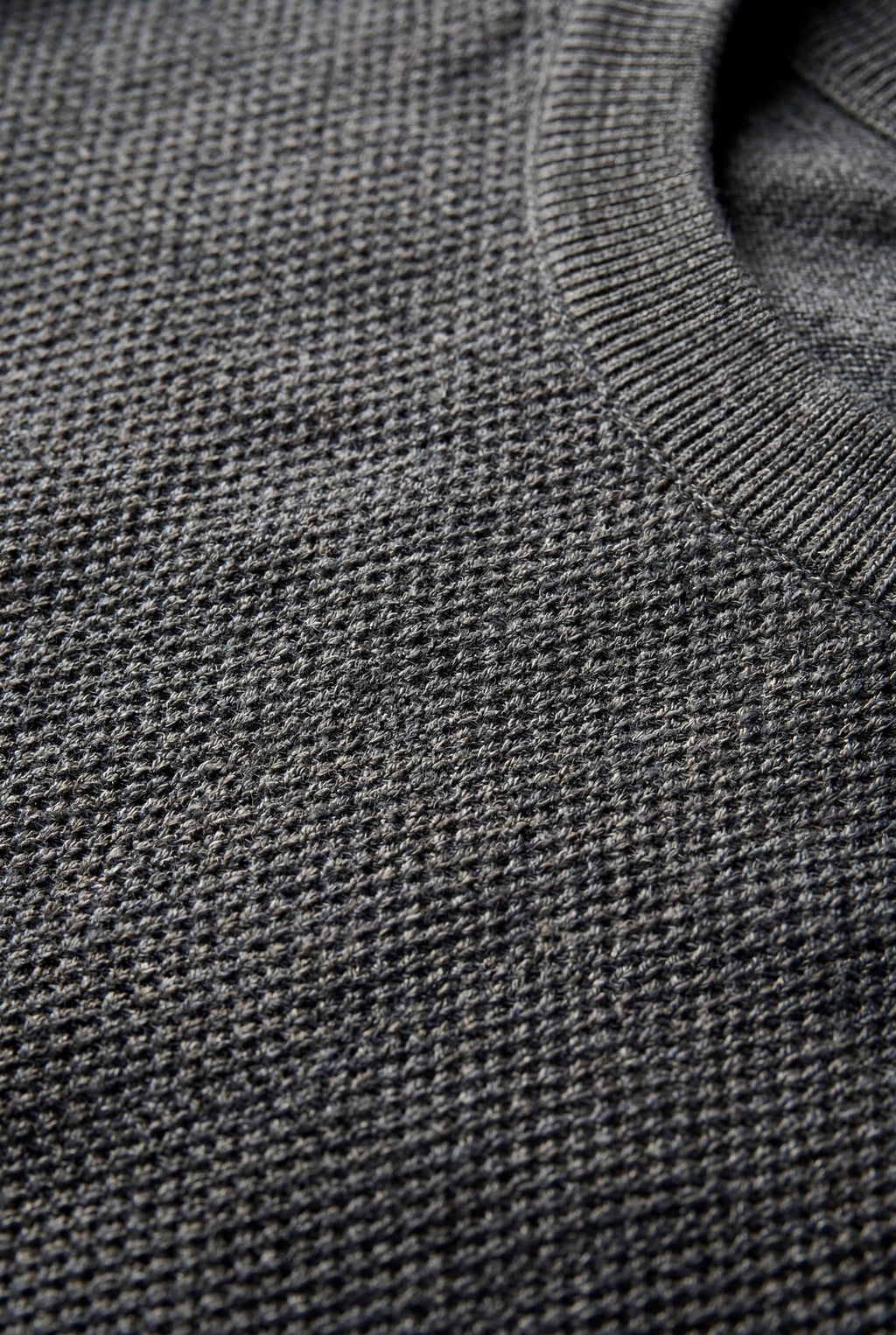 Fitted t-shirt for everyday use – Short-sleeve knitted t-shirt for men
