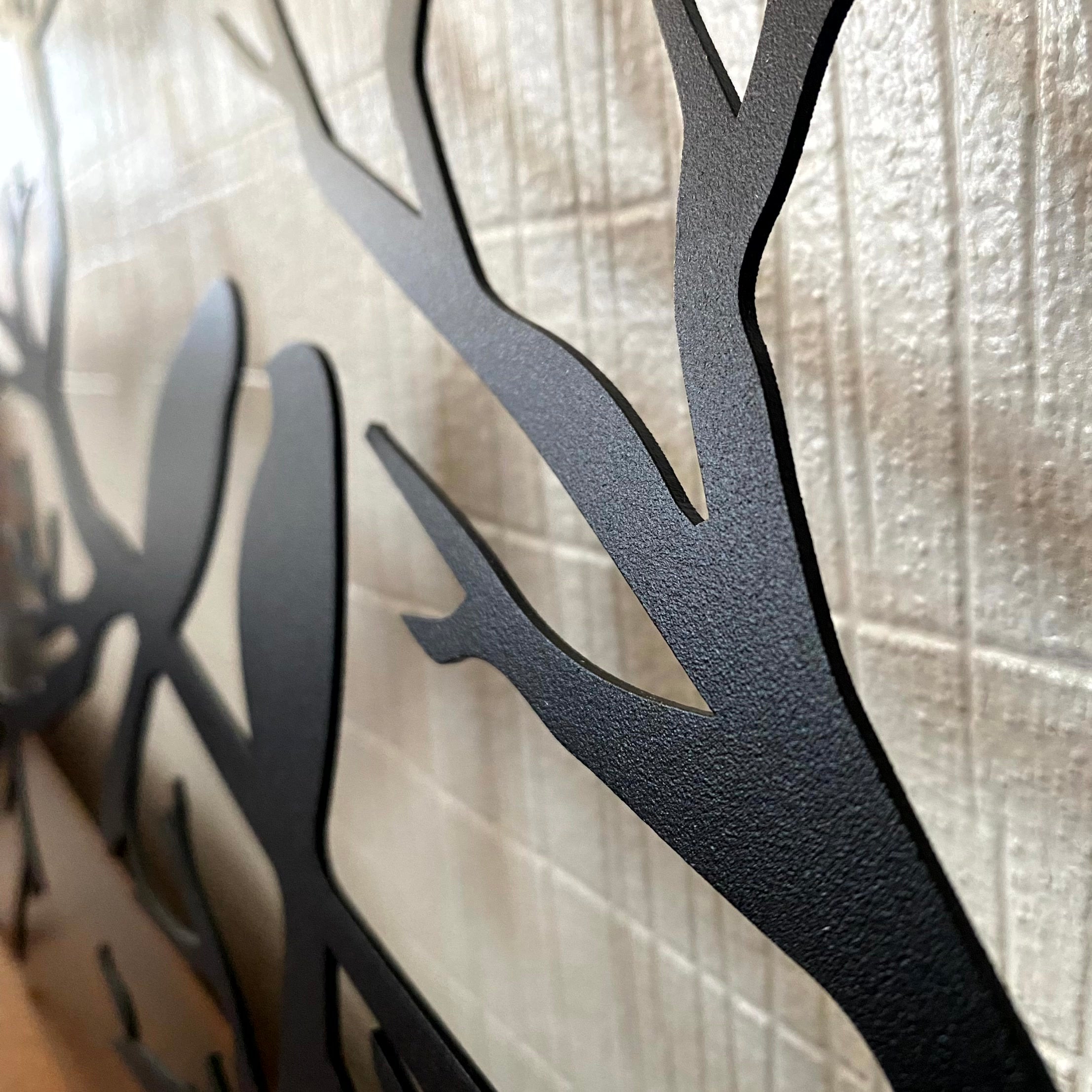 Metallisk vægdekoration med fugle på gren til indendørs brug