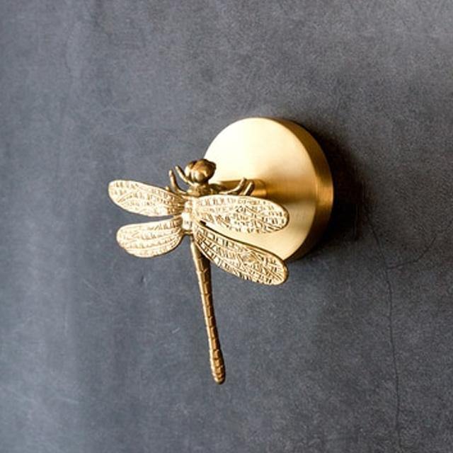 Kapstokknager i messing med dyreform og guldfinish