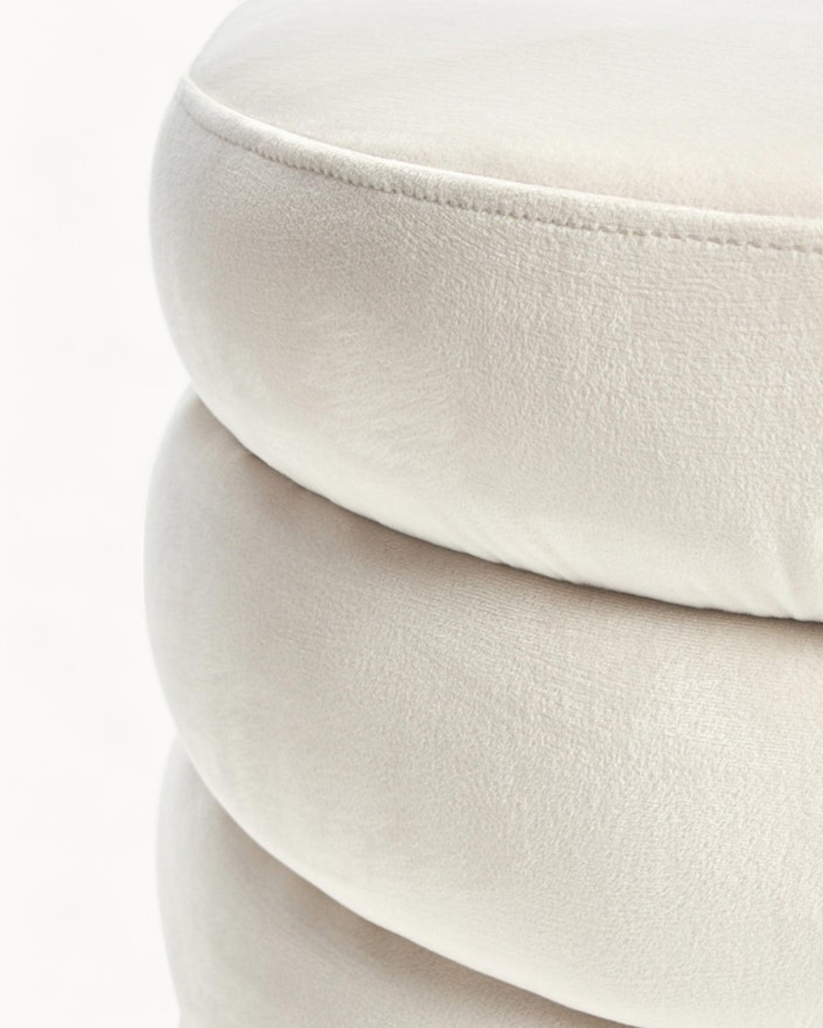 Alto Velvet – Rund skammel i cremet hvid velour