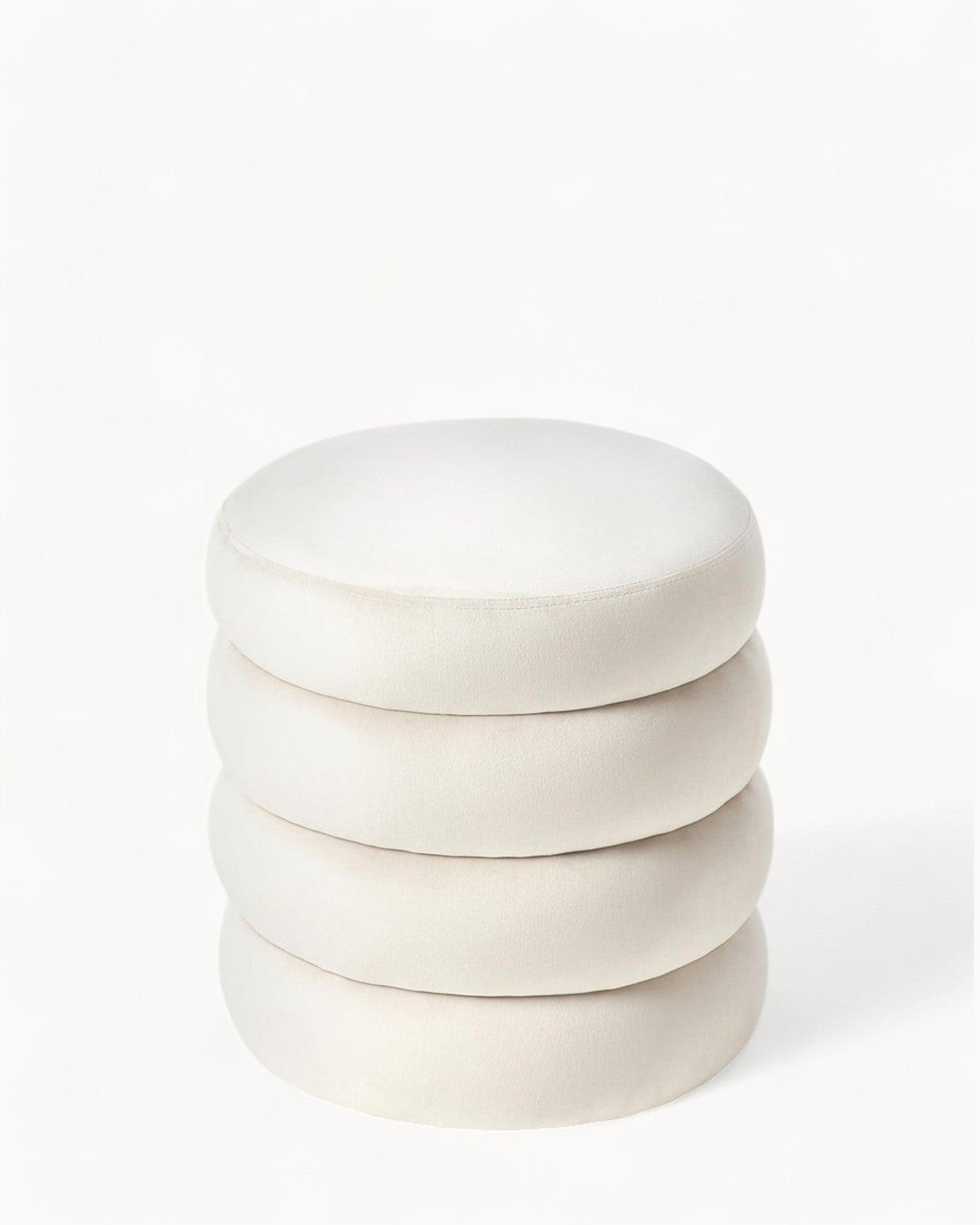 Alto Velvet – Rund skammel i cremet hvid velour