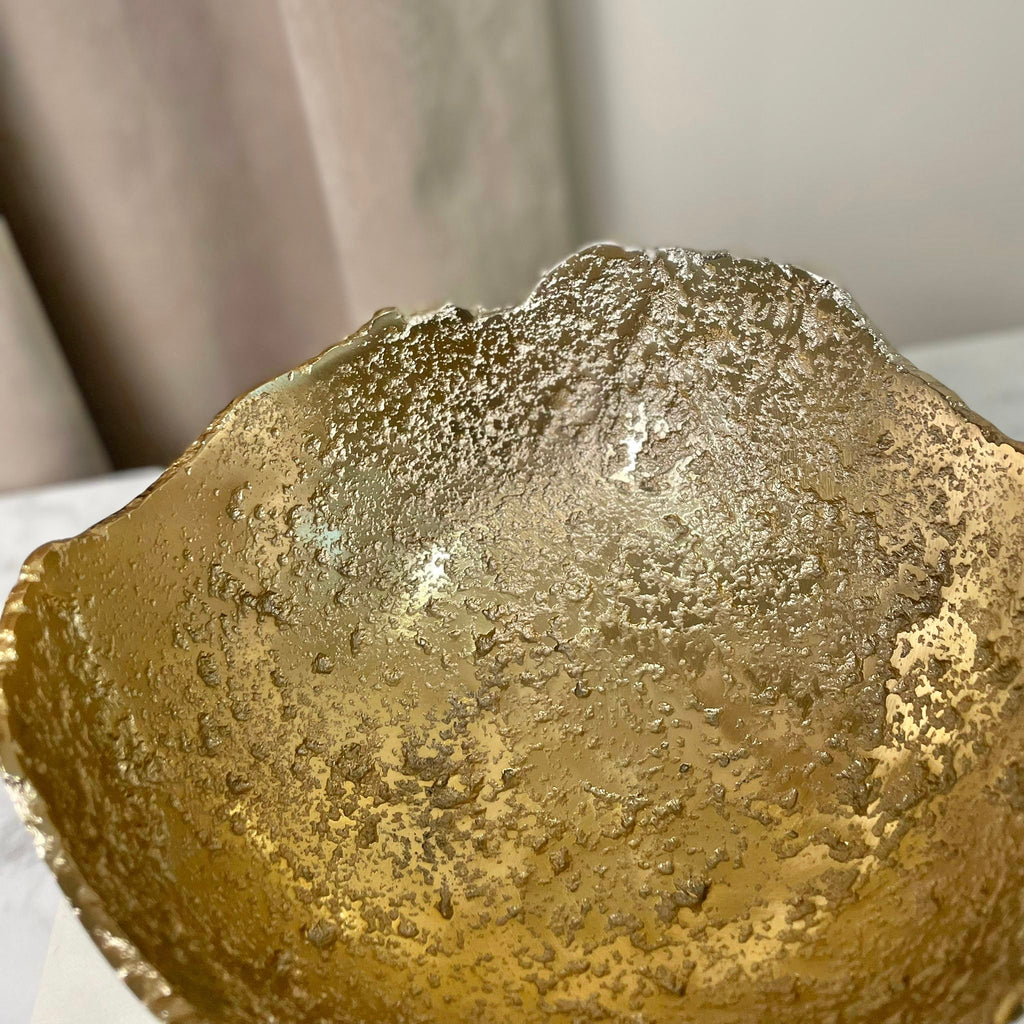 Dekorativ skål i guld- og sølvfarvet design