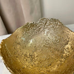 Dekorativ skål i guld- og sølvfarvet design