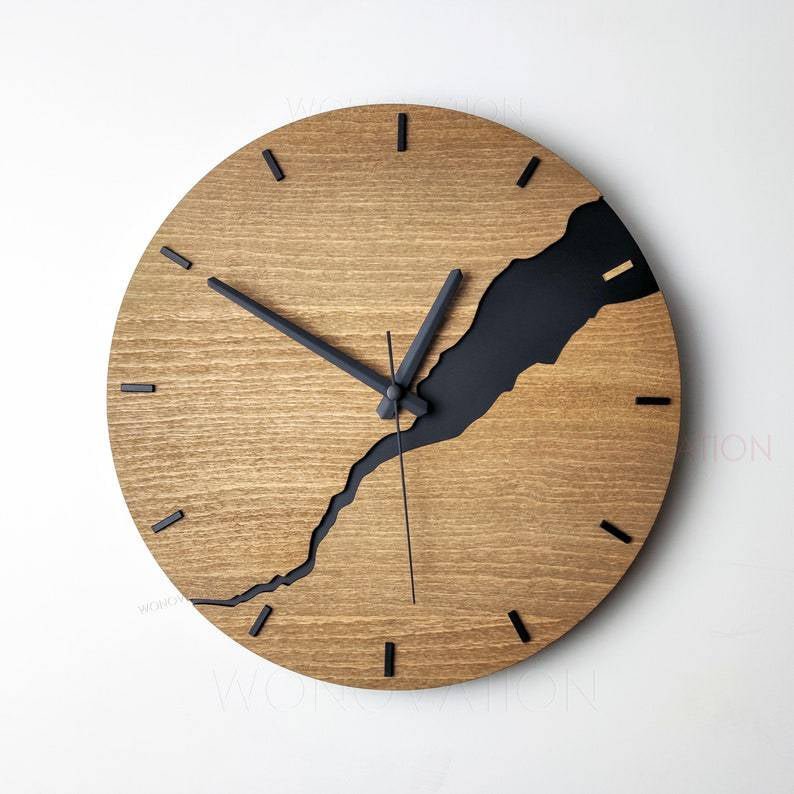 Round wall clock in wood with black details