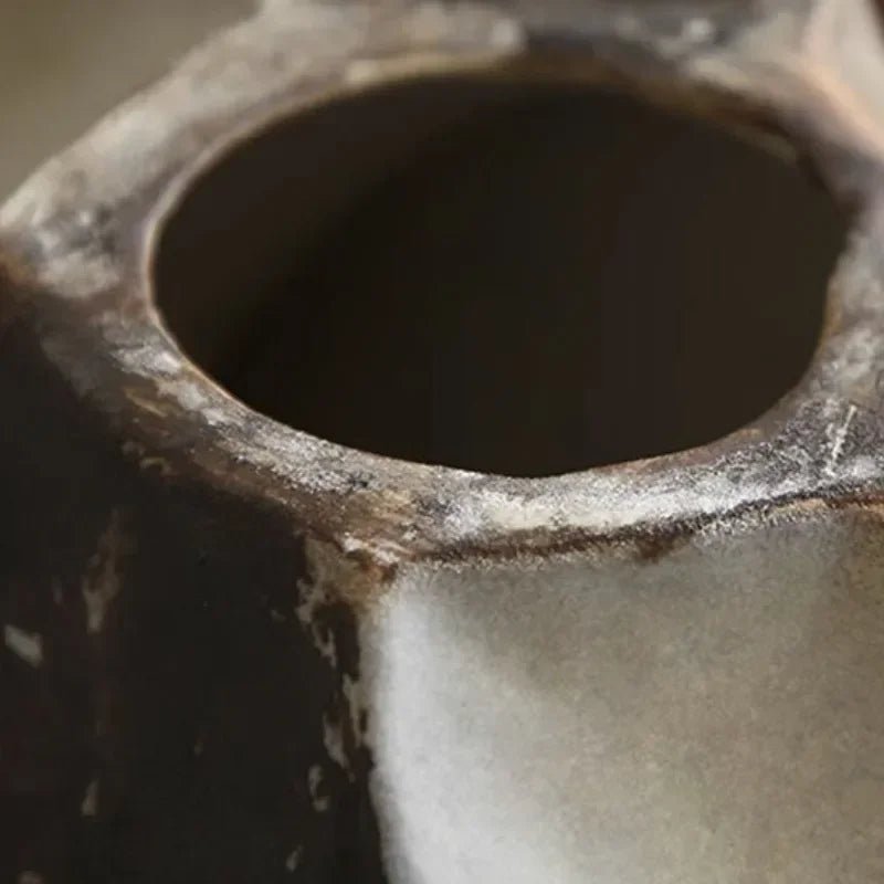 Keramisk vase formet som stjernefrugt til indendørs brug