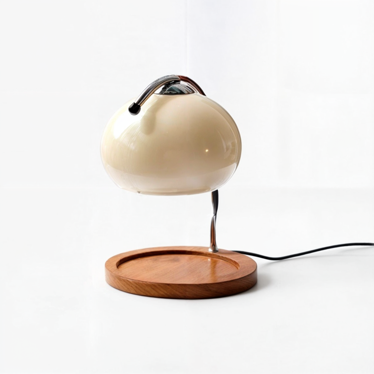 Aurora Glass – LED-bordlampe i vintage-stil med træbase og Bauhaus-design