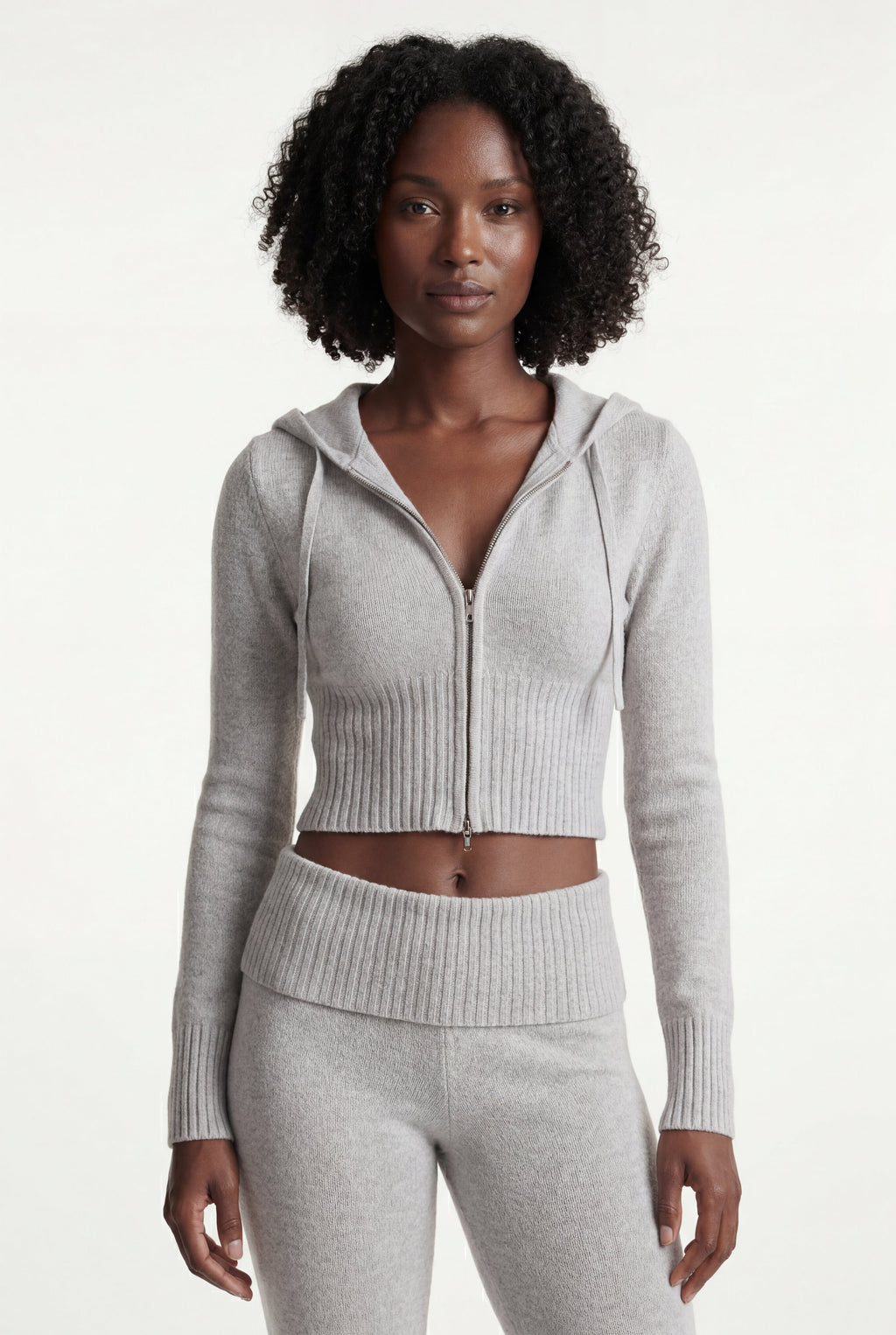 Komfortabel lounge sæt til afslapning og hverdagsbrug – Cropped hoodie og bukser med vidde til kvinder