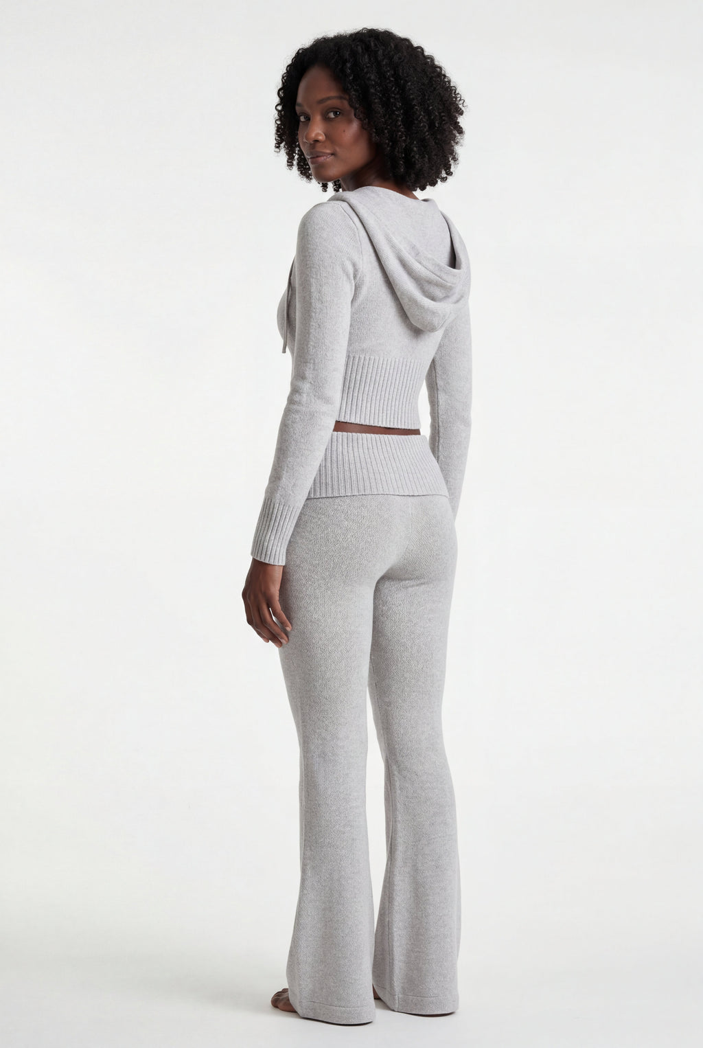 Komfortabel lounge sæt til afslapning og hverdagsbrug – Cropped hoodie og bukser med vidde til kvinder