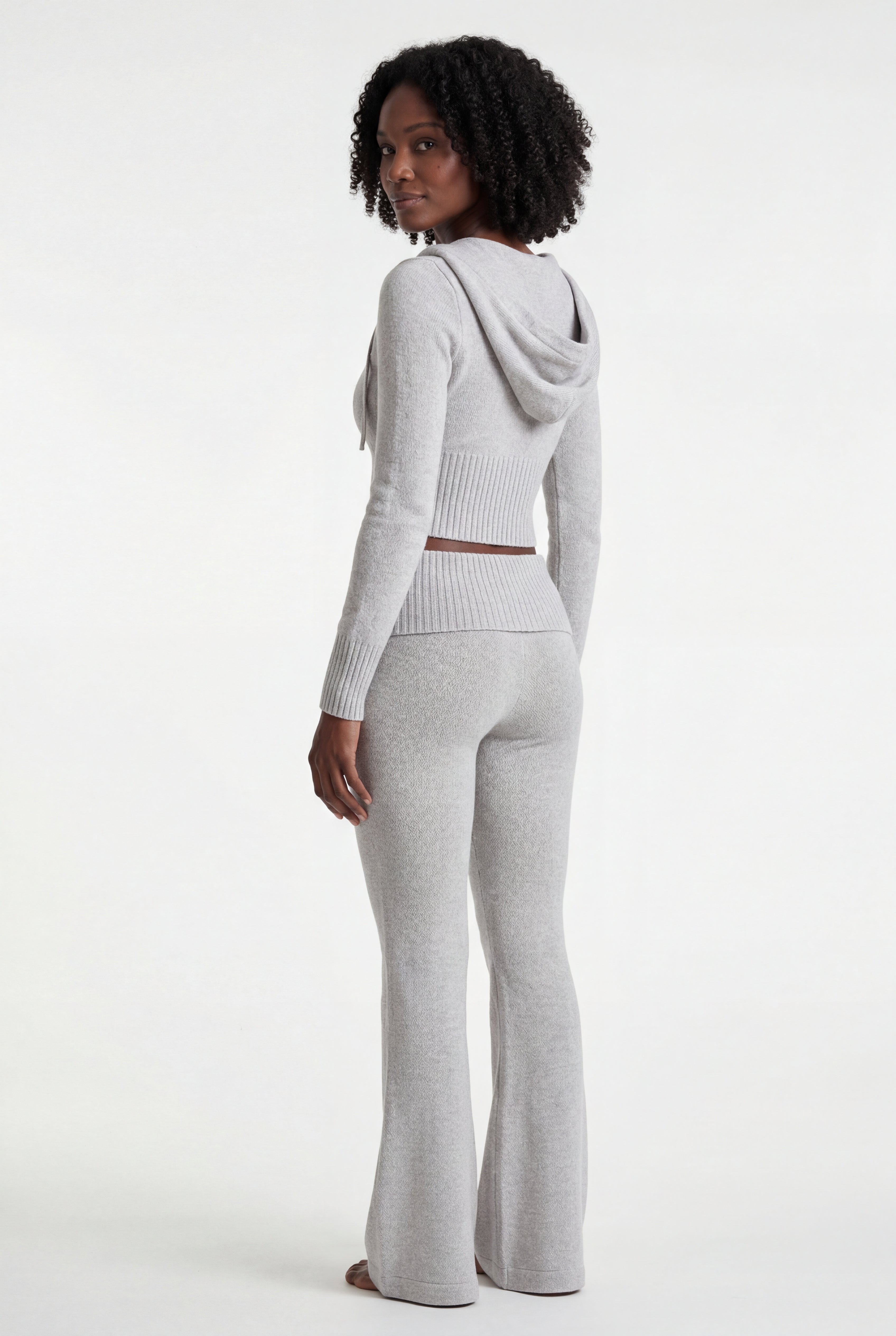 Komfortabel lounge sæt til afslapning og hverdagsbrug – Cropped hoodie og bukser med vidde til kvinder
