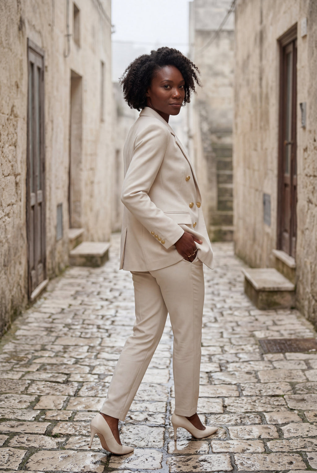 Elegant blazer for work and parties – Double-breasted blazer with gold-colored buttons for women