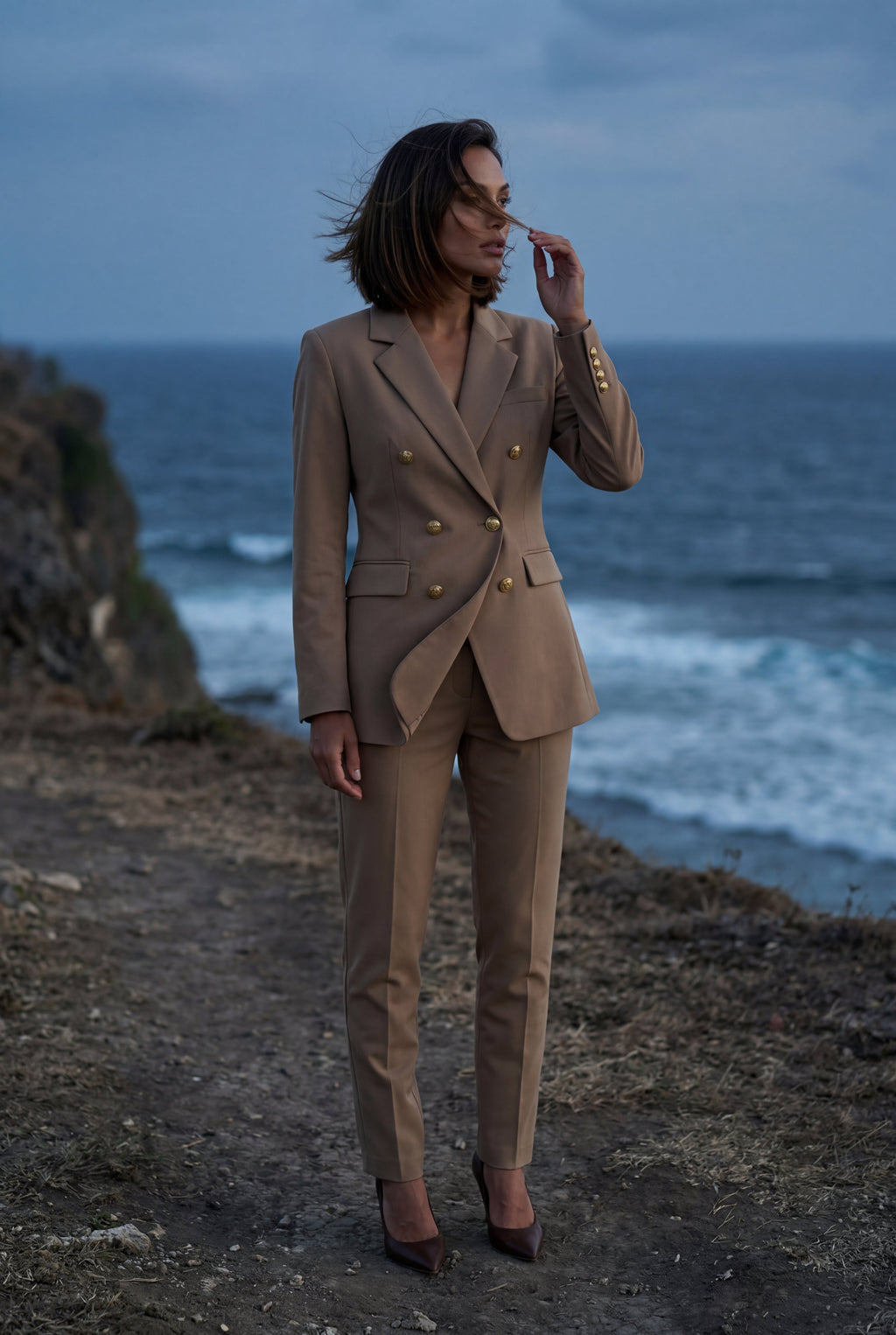 Elegant blazer for work and parties – Double-breasted blazer with gold-colored buttons for women