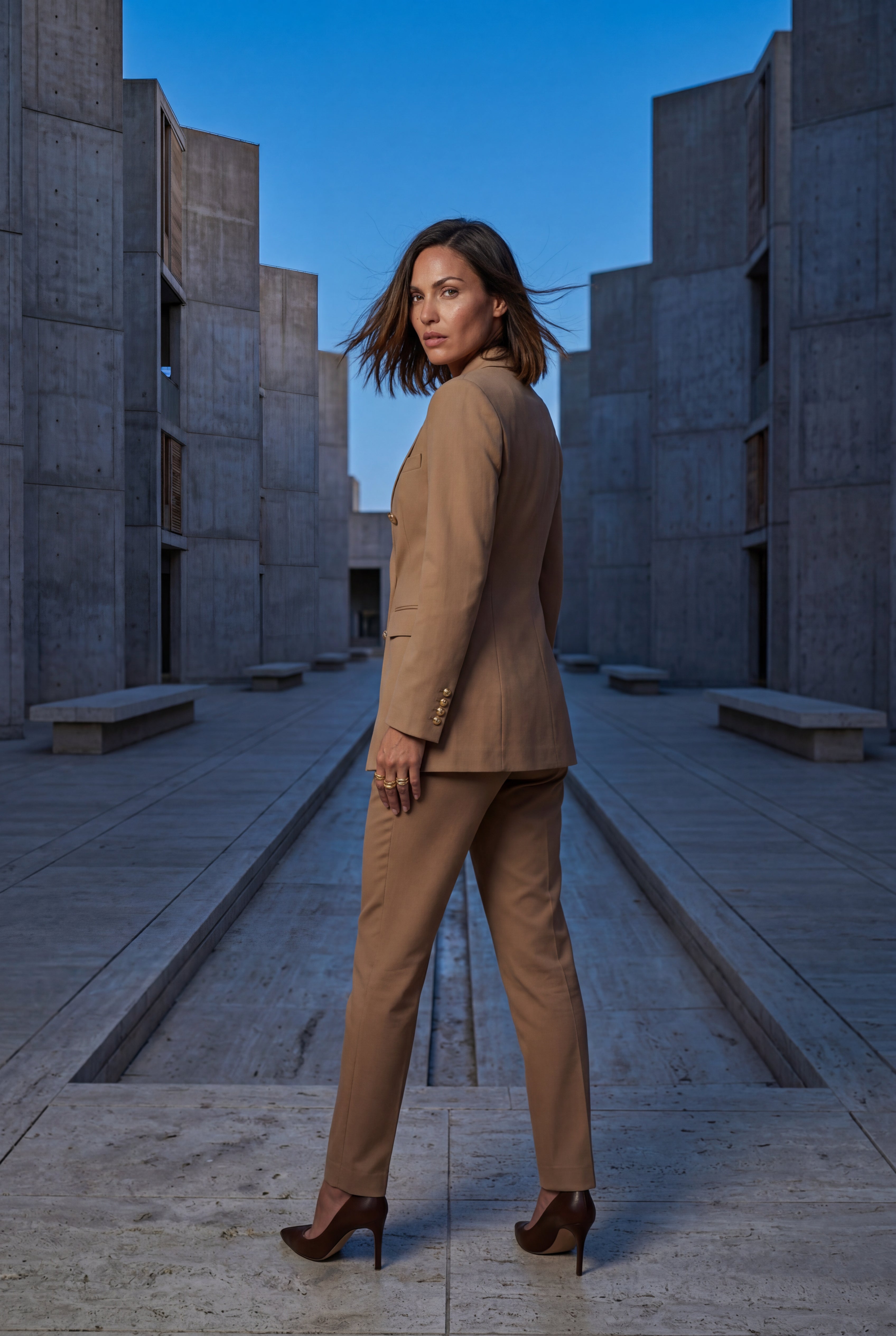 Elegant blazer for work and parties – Double-breasted blazer with gold-colored buttons for women