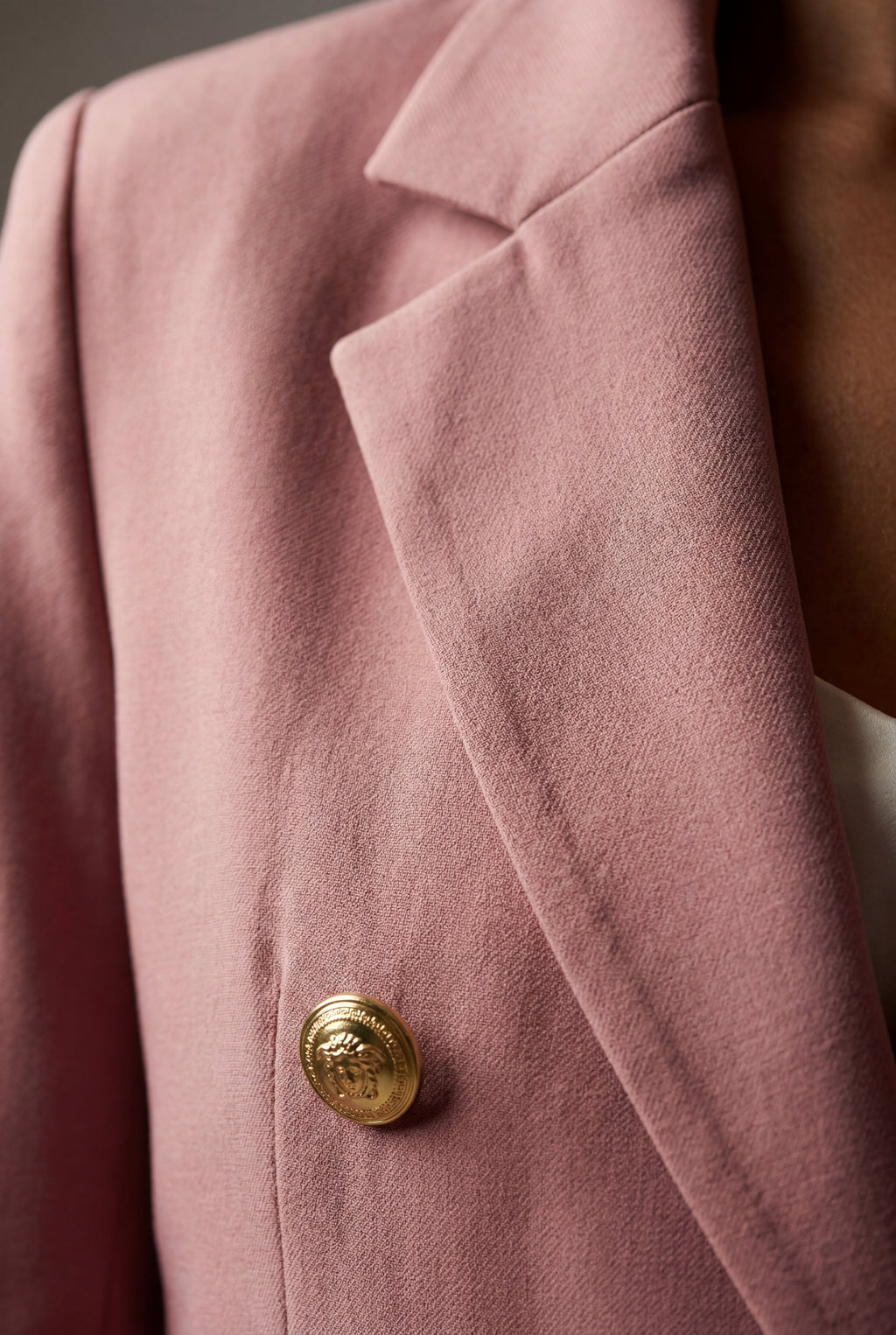 Elegant blazer for work and parties – Double-breasted blazer with gold-colored buttons for women