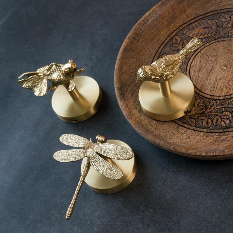 Kapstokknager i messing med dyreform og guldfinish