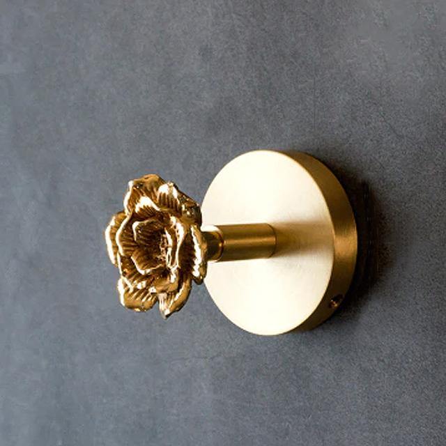 Kapstokknager i messing med dyreform og guldfinish